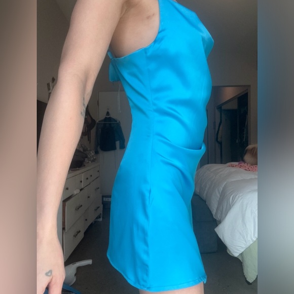 THE DRESS IS LARGE ON ME THATS WHY IT HANGS IN THE BACK. Never worn - Picture 3 of 7